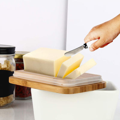 Weißer keramischer Butterteller mit Deckel und Messer für Küchenarbeitsplatte