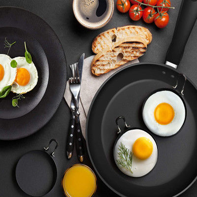 Schwarzes rundes Edelstahl-Ei, das die Ringe modern kocht