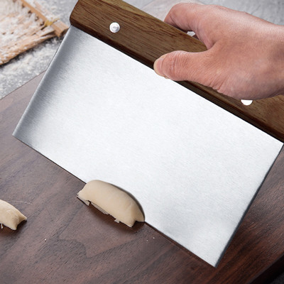 Teigschaber aus Edelstahl mit Holzgriff und Messskalen