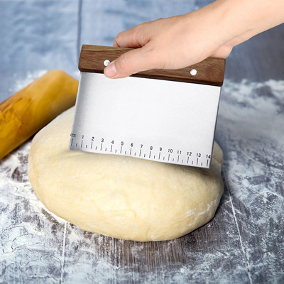 Teigschaber aus Edelstahl mit Holzgriff und Messskalen