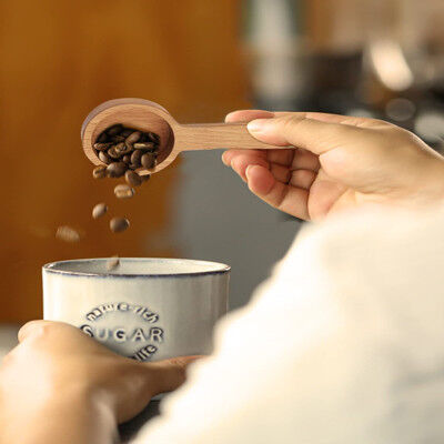 Hölzerne Farbhölzerner Kaffee-Löffel, der für Kaffeebohnen misst