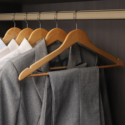 Gleiten freundliche hölzerne Kleiderbügel Eco in der Masse für Kleidung nicht