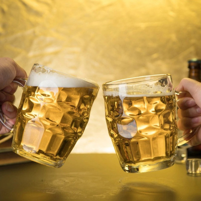 Große kundenspezifische PlastikTrinkbecher Dimple Stein Beer Mugs mit Griff 20oz