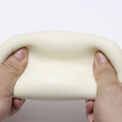 Gedämpftes angefülltes Brötchen, das Mehlkloß-Druck-Ball-Unruhe-Spielzeug zusammendrückt
