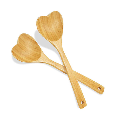 Hölzernes Herz formte den Bambuslöffel, der für das Kochen des Löffelvoll Liebe graviert wurde