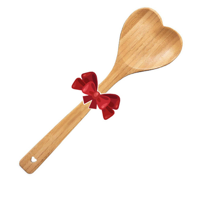 Hölzernes Herz formte den Bambuslöffel, der für das Kochen des Löffelvoll Liebe graviert wurde