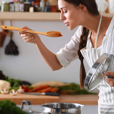 Hölzernes Herz formte den Bambuslöffel, der für das Kochen des Löffelvoll Liebe graviert wurde