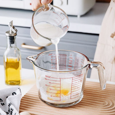 Küchen-backendes Glasmessbecher mit roten Grafiken Mikrowelle und Ofen