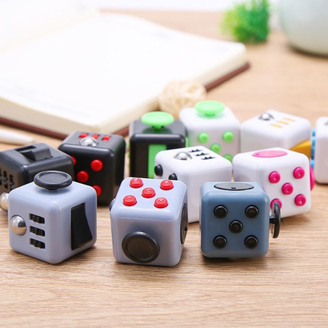 Bunte Dekompressions-Entspannungs-Unruhe-Spielwaren Mini Gadgets Cube